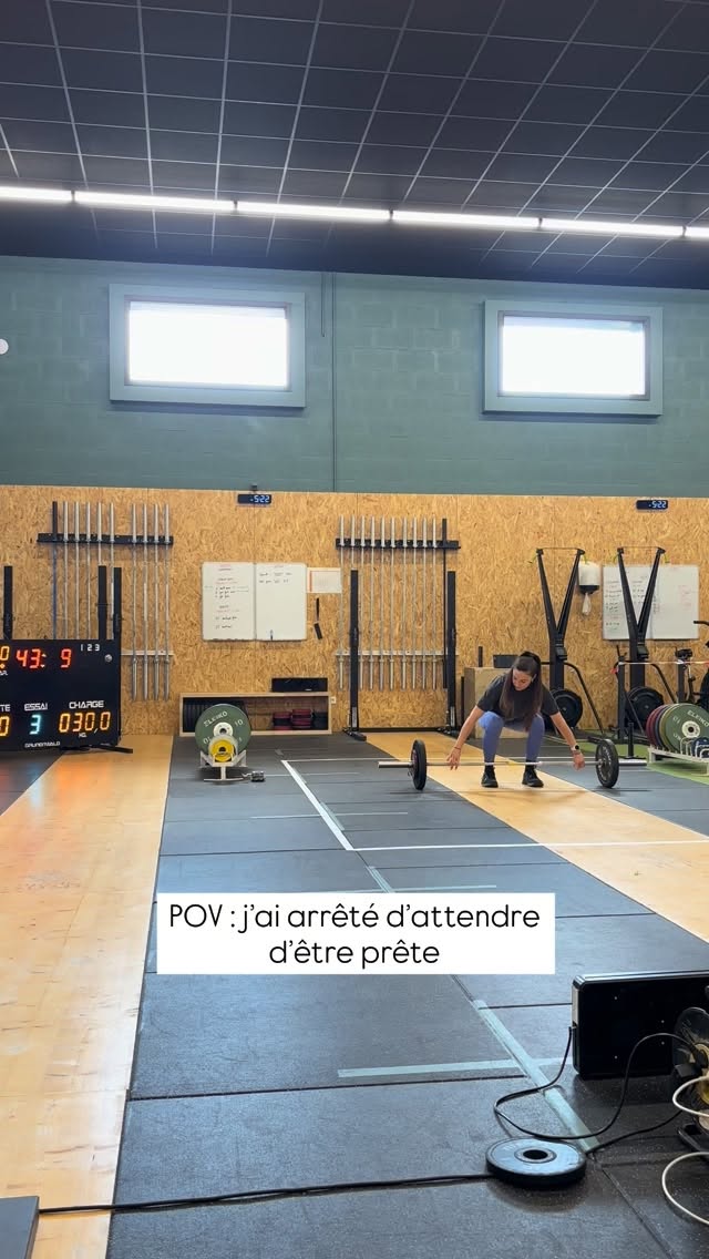 Première compète d’haltéro pour moi aujourd’hui 🥲
Pendant longtemps, j’ai attendu d’être prête pour faire les choses… mais en fait, en faisant ça, on peut attendre longtemps. Alors maintenant j’ose, même si ce n’est pas toujours simple. Et à chaque fois, c’est une victoire personnelle.
De l’adrénaline, du kiff, et surtout une ambiance incroyable !
Merci @crossfit.shenron 💛 #crossfit