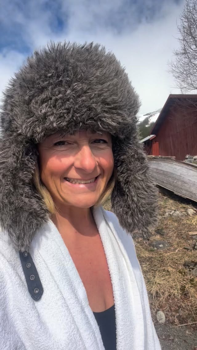 När isen släpper sitt grepp och sjön vaknar till liv, händer något alldeles särskilt. Det kalla, klara vattnet bär på en friskhet som väcker både kropp och sinne, medan solen sakta återvänder och värmer huden. Det är nu magin finns – i mötet mellan det iskalla badet och den omfamnande bastuns värme.
Ge dig själv en stund av stillhet, närvaro och ny energi. Känn hur andetagen fördjupas, hur tankarna klarnar och hur hela du fylls av ett lugn som dröjer sig kvar långt efteråt.
Längtar du också efter den där helande känslan. Här väntar upplevelsen på dig – och det finns fortfarande lediga tider i helgen.
Välkommen att boka din stund av magi. 💛
Pris:
För 2 h bastu upplevelse, ved ingår.
750 kr (+500kr deposition som du får tillbaka när jag ser att det är rent, veden är uppfylld och isvaken stäng)
Ni tänder upp och öppnar isvaken själva. Lämna bastun och isvaken som du tog emot den (här får du totalt 3h, för att få tid till att få bastun varm)
Du behöver vara erfaren att tända upp i bastu.
1500 kr
Upptänd bastu och öppen isvak.
2000 kr
Upptänd bastu
+Yoga för 4 personer därefter 350 kr/ person
Hyra:
Badrock 100kr
Badskor: 50kr
För att garantera din bokning, så svischar du på 123 351 41 22
https://www.google.com/maps/place//data=!4m2!3m1!1s0x466e0b6f09a7f809:0xa130dda5bb88e03a?entry=s&sa=X&ved=1t:8290&hl=sv-se&ictx=111
