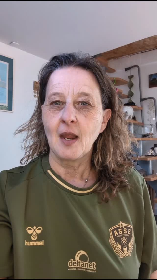 Les phobies sont des associations que l'inconscient fait pour éviter qu'un malheur n'arrive. Ici il a fait l'association si tu vomis ou si quelqu'un vomit quelqu'un que tu aimes va mourir. Donc forcément vomir est source d'angoisse. Vous aussi, si vous pensiez que si vous vomissez un de vos enfants va mourir ça serait une grande source d'angoisse.
Pourquoi a-t-elle fait cette association ? Parce que dans une vie antérieure, elle a eu un accident avec son enfant. Elles se sont fait renverser par une voiture. En voyant sa fille décédée, elle a vomi. D'où l'association...
Et vous aimeriez vous savoir à quoi sont dues vos phobies?
Avez vous aussi la phobie de vomir ?
#phobie #emetophobie #associations #hypnoseregressive #inconscient