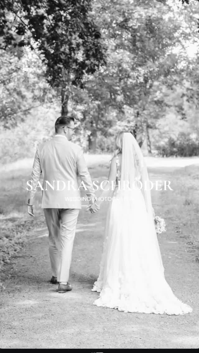 Am Hochzeitstag geht es nicht darum, alles festzuhalten.
Sondern darum, ihn wirklich zu erleben.
Ich bin da, wenn Ihr mich braucht.
Ich gebe Euch Sicherheit, leite Euch durch die Momente –
und ziehe mich zurück, wenn das Leben einfach passiert.
Zwischen Nähe, Leichtigkeit und all den kleinen Augenblicken entsteht genau das, was bleibt.
Eine Geschichte, die sich nicht gestellt anfühlt.
Sondern nach Euch.
Mein wunderschönes Brautpaar @nathihihi & @dr.klein_magdeburg_kornfeld