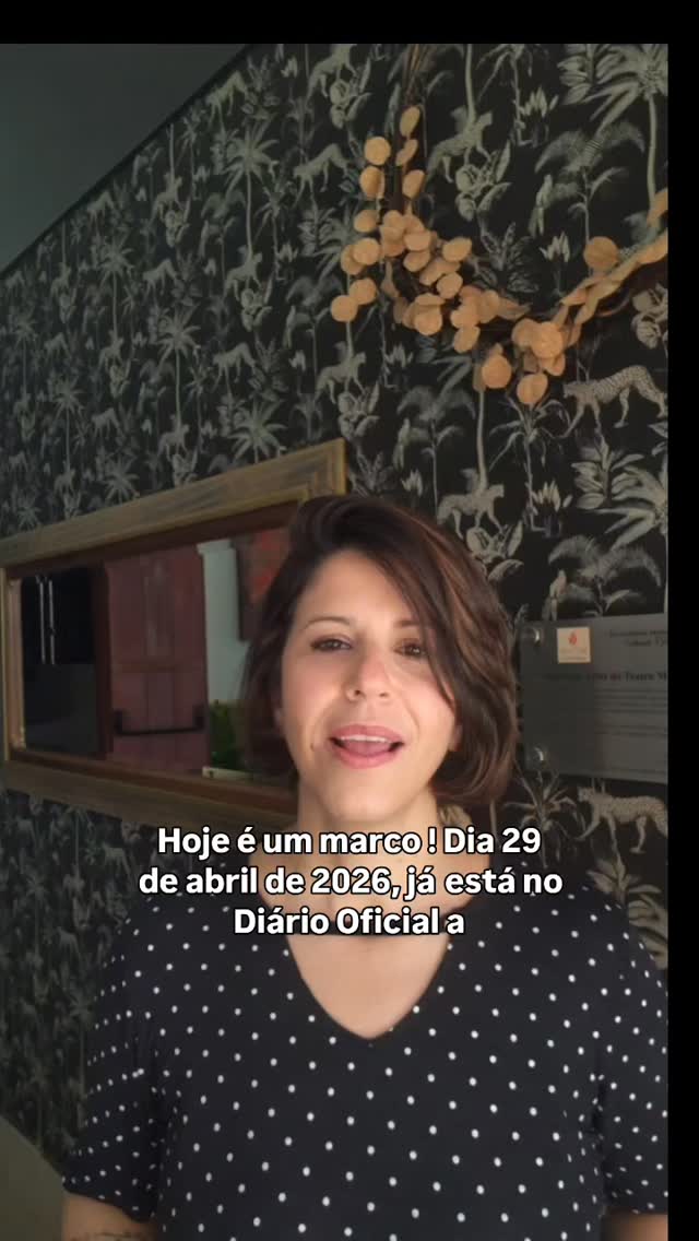 Hoje é história sendo escrita com o corpo em movimento. É a vitória da DANÇA!
29 de abril Dia Internacional da Dança.
E agora, também, o dia em que a Lei 15.396/2026 foi sancionada.
Depois de anos de luta, resistência e amor pela arte…
o que sempre foi vocação, entrega e identidade
agora também é profissão reconhecida.
Ser dançarino nunca foi só dançar.
É disciplina quando ninguém vê.
É persistência quando o corpo pede pausa.
É expressão da alma quando faltam palavras.
Essa lei não nasce do papel.
Ela nasce de cada ensaio exaustivo,
de cada palco improvisado,
de cada artista que nunca desistiu.
Hoje, a dança ganha voz.
Ganha respeito.
Ganha lugar.
E nós celebramos não só o movimento…
mas o direito de viver dele.
✨ Que essa conquista abra caminhos.
✨ Que mais sonhos sejam possíveis.
✨ Que nenhum talento precise mais ser invisível.
Porque a dança sempre foi essencial.
Hoje, ela também é reconhecida como deve ser.
#DiaInternacionalDaDança #Lei15396 #DançaÉProfissão #ArteÉTrabalho #ValorizaçãoDaArte