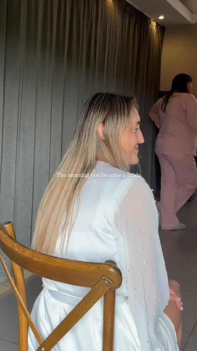 The morning you become a bride 🥹💖
I always feel so lucky to be part of my beautiful brides most special day!
The lovely @freya.sherfield wedding day at one of my fave venues @trevennabarns 💫
@makeupbyjordaann
@_chrisplant
@cinemotionbyjoeplant
@artemflorum
.
.
.
#bridalhairstylist #bridetobe #bridalhair #trendingbridalhair #ukbridalhairstylist