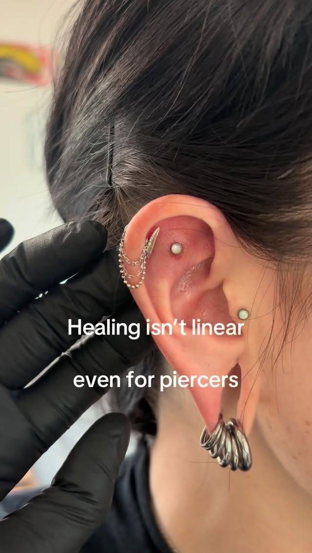 I just downsized this piercing yesterday, accidentally slept on it and had to upsize to longer than the initial length this morning 🥲
#piercing #safepiercing #piercer #safepiercing