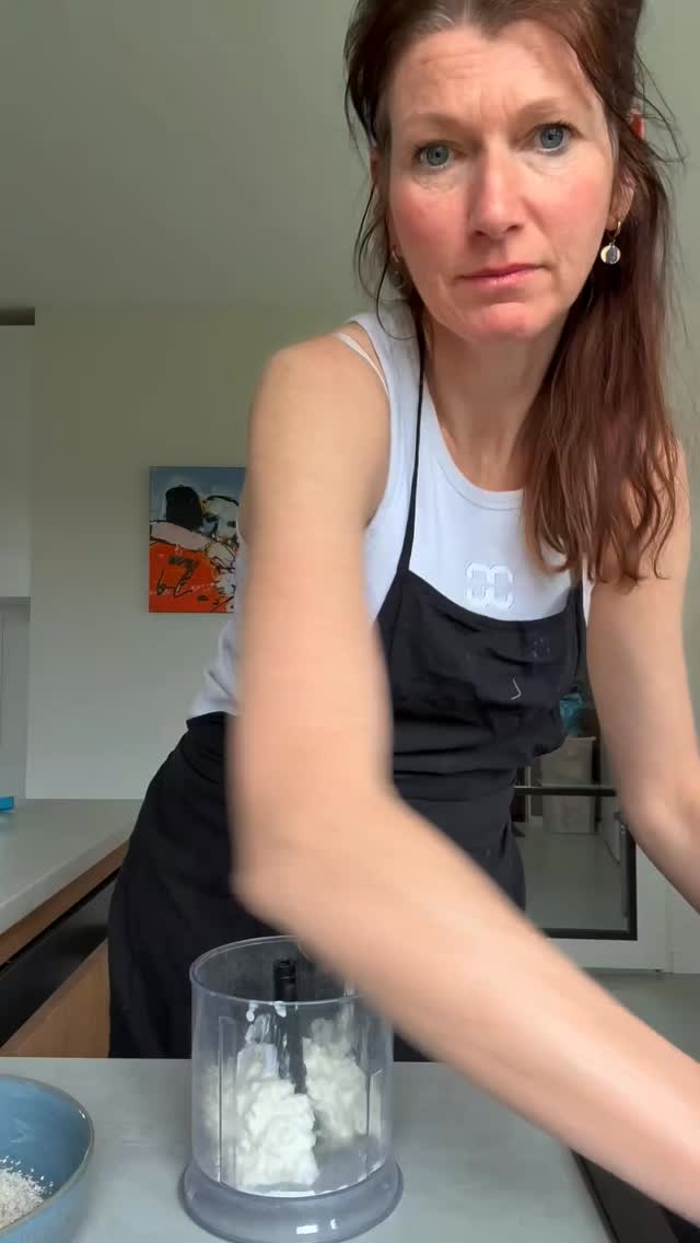 Je denkt misschien:
minder eten = afvallen.
Maar zo werkt je lichaam niet.
👉 Het draait niet alleen om hoeveel je eet,
maar vooral om wat die voeding doet met je bloedsuiker.
Elke keer dat je bloedsuiker snel stijgt (en weer crasht):
→ maakt je lichaam meer insuline aan
→ wordt vetverbranding afgeremd
→ krijg je sneller weer trek
En dát is waarom:
Mensen met veel glucosepieken soms minder eten…
maar toch moeilijker afvallen.
✨ Terwijl mensen die hun bloedsuiker stabiel houden:
→ minder cravings hebben
→ stabielere energie ervaren
→ en hun lichaam makkelijker vet laat verbranden
Zonder dat ze per se minder hoeven te eten.
Klinkt simpel… maar de meeste vrouwen doen dit (onbewust) nog verkeerd.
👉 Meten = weten.
Met een glucosesensor krijg je real-time inzicht in hoe jouw lichaam reageert op voeding, stress en slaap.
Je ziet precies waar jouw pieken en dips zitten — en wat jij kunt aanpassen voor meer energie en minder cravings.
Geen giswerk meer, maar inzicht dat écht verschil maakt.
💛 Wil je weten of dit iets voor jou is?
Reageer met “SUIKER” en ik vertel je er meer over. #glucosesensor #stabielebloedsuikerspiegel #gezondeleefstijl #cravings #afvallenzonderdieet