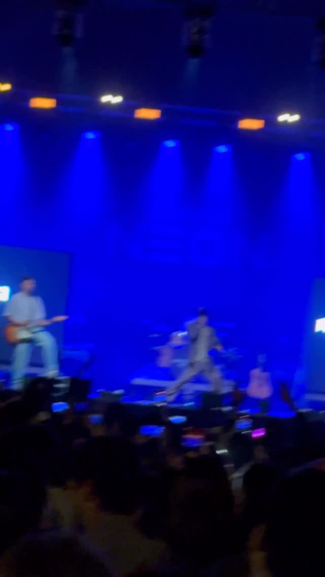 đïžAvi, aquest mes fa 3 anys que va marxar una part de tuđïžEm vas demanar 2 coses i una era que ens volies sentir a la rĂ dio! PerĂČ no vaig ser-hi a temps. Em fa molta rĂ bia, em van faltar 2 anyets. Aquesta cançó ha estat la mĂ©s escoltada a les rĂ dios catalanes durant 3 mesos consecutius! no sĂ© com ha passat, i no saps com m'agradaria explicar-t'ho. Ahir la vam cantar per primera vegada a casa, a pocs metres del menjador on tantes converses vam tenir, des d'allĂ senties els concerts "depĂšn de com bufi el vent" sempre em deies. Ahir es va parar tot, no feia Tramuntana, no es movia una fulla, perĂČ vaig notar algo, feia una nit increĂŻble i molta gent la cantava, de veritat, no m'ho hauria imaginat mai. La gent tambĂ© cantava les nostres "GuapĂssima", "Es busca catalanet", "Els passos prohibits"..
Espero que sonin a la rĂ dio que escoltes ara, i espero que ahir les sentĂssis des d'allĂ daltâš
Figueres, a tothom que es va apropar ahir a cantar, de tot cor, grĂ cies infinites. EstĂ vem a casa i ens vam sentir com a casaâ€ïžđ„č
Banda Neon