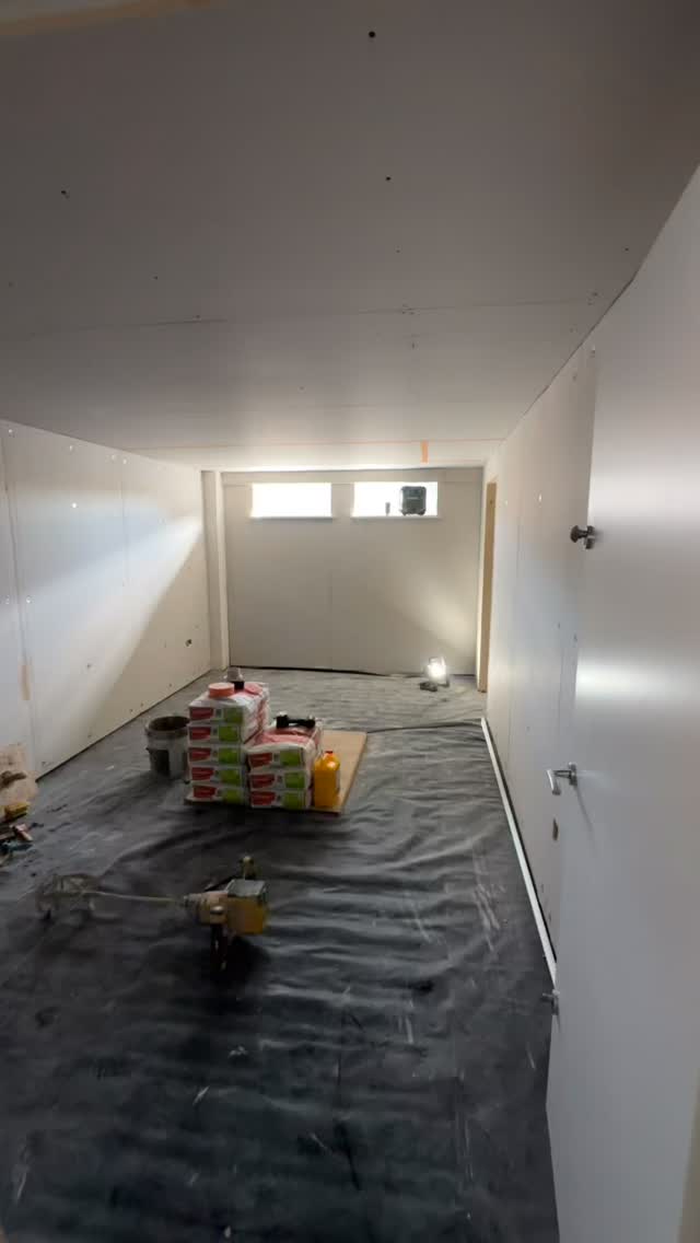 Another garage conversion wrapped up for Luke Welstead Construction 👌
Fresh skim throughout — now ready for second fix and final touches..
@lwc_construction_