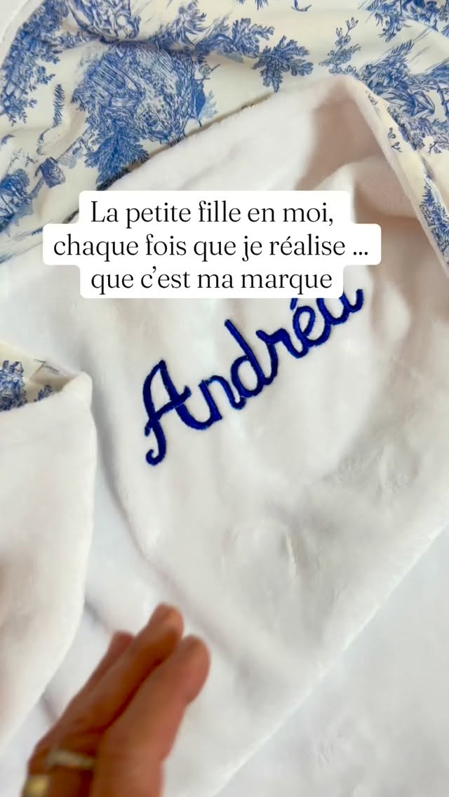 J’ai gardé mes yeux d’enfant pour imaginer l’univers de vos bébés. ✨
🌿Chaque broderie, chaque motif de toile de Jouy est une promesse de douceur.
💕Que ce soit pour Andréa, Irina ou César, j’aime l’idée d’offrir un premier souvenir précieux qui restera longtemps dans la famille.
Fait main avec tout mon cœur, pour que chacun de vos petits trésors ait une pièce aussi unique que lui. 🪡🫶🏻
Si vous cherchez un cadeau unique pour une naissance à venir, je serais ravie de le confectionner pour vous.
Découvrez toute la collection dans ma boutique en ligne.
👉 Le lien est dans ma bio @sylvie_creations_toile_de_jouy ( section « cadeau bébé personnalisé »)
.
.
.
#cadeaunaissancepersonnalisé #faitmainenfrance🇫🇷 #cadeaubebe #procencealpescotedazur #couturefrançaise