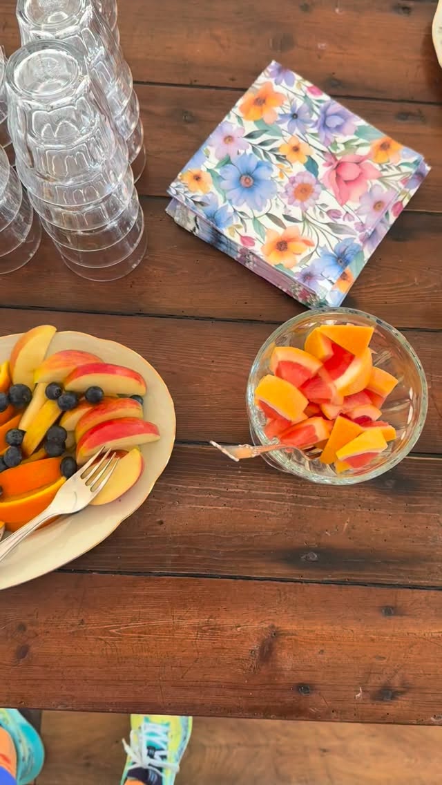 Lækker morgenmad - på Hartvig & Engell retreat. Morgenkål, ost, skyr, æg, skinke, rugbrød, klidkiks, Fiberbrød, frugt og snack grønt, nødder, overnight grød, juice, the og kaffe - en dejlig start på dagen.
#viforandrerliv #retreat #vægttab #stabiltblodsukker #spismeregrønt