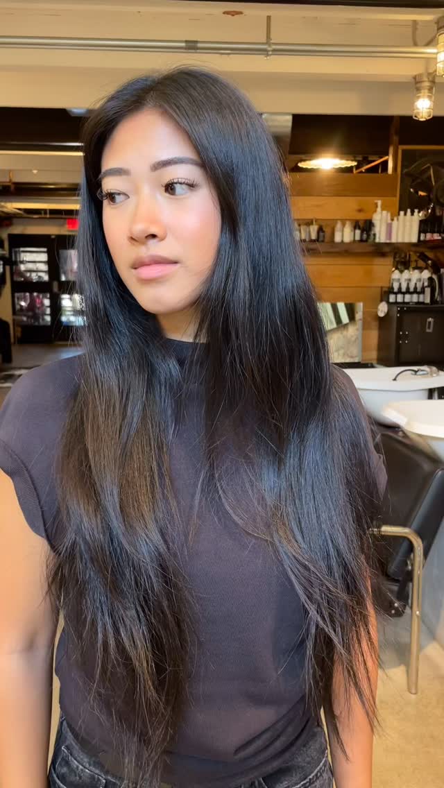 Dimensional brunette that makes you look expensive $$$$
This lived in hair color is low maintenance, requiring less frequent salon visits. More time for fun 🫶🏼
Done by @britt.does.balayage 🤎 her schedule fills quickly so reserve your spring highlights now!
Quiet luxury hair salon, northern liberties salon, best balayage in Philly, dimensional brunette, lived in hair color