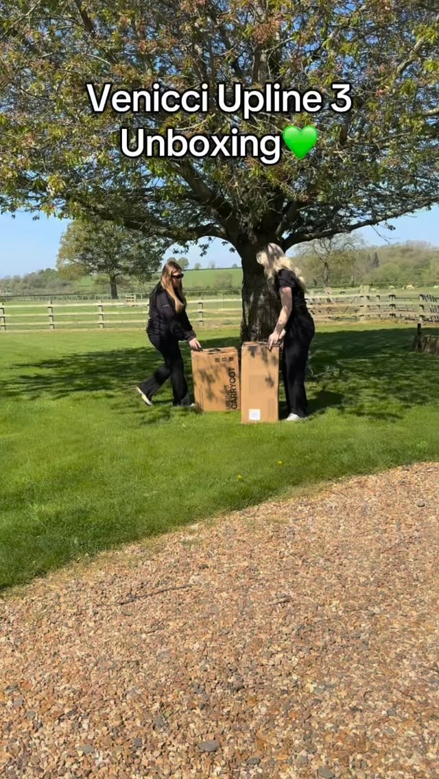 Introducing the Venicci Upline 3 👀
We’re completely in love with this pushchair! The folding carrycot is such a clever feature, and it doesn’t compromise the suspension at all — smooth, stylish, and super practical. 🤍 @venicci_uk