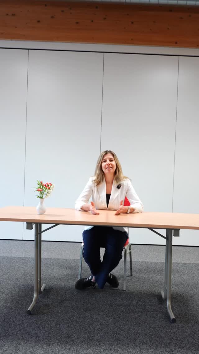 Was braucht ein erfolgreiches Seminar wirklich? 💡
Einen Ort, an dem Ideen fließen, Austausch entsteht und konzentriertes Arbeiten leichtfällt.
👉🏻 Genau dafür gibt es unsere modernen Seminarräume im Strasser Hof. Hell, großzügig und mit viel natürlichem Licht schaffen sie die perfekte Atmosphäre für Meetings, Workshops, Tagungen und Seminare. 👩🏼💻📆
Das erwartet euch bei uns:
• lichtdurchflutete Räume mit angenehmer Wohlfühlatmosphäre
• voll klimatisiert für produktives Arbeiten zu jeder Jahreszeit
• flexible Raumgestaltung für kleine & große Gruppen
• direkter Zugang zur Terrasse und Grünfläche
• moderne Ausstattung für professionelle Veranstaltungen
Neugierig geworden? 👀 Dann schreibt uns gerne an eisenbocks@strasserhof.at – wir freuen uns auf eure Anfrage! 🤗
#eisenbockaufmehr #strasserhof #seminar #meeting #ideen
📸 @die.content.macherin