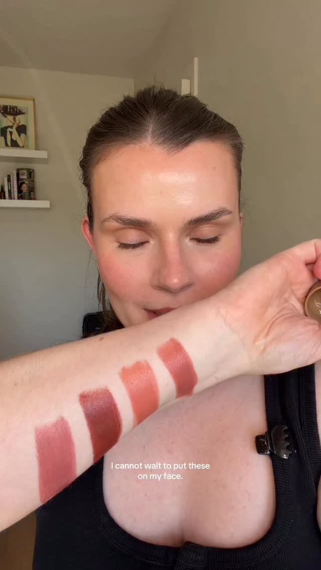 LOVE every single shade that I got from the @rhode pocket blushes 🤍 let me know in the comments which ones you want to see in a makeup tutorial
•
•
•
•
•
Rhode - rhode pocket blush - rhode blush - rhode blush swatches
#rhode #rhodeskin #rhodeblush #rhodeblushswatches #rhodepocketblush