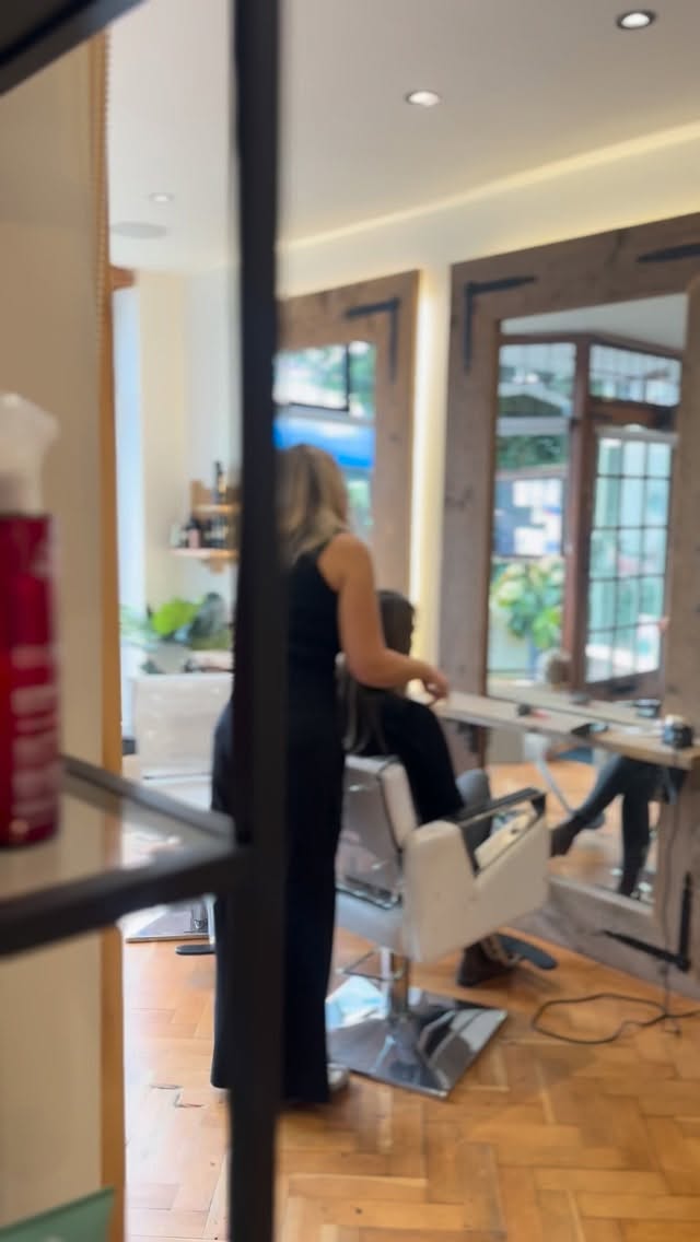 Spend the day with our senior stylist Jess.
Offering a full range of services, with a focus on colour — especially balayage being her forte 🤩
Book for your free consultation using the link in our bio
#surreysalon
#balayage #balayagesalonsurrey #tadworth
#coloursalon