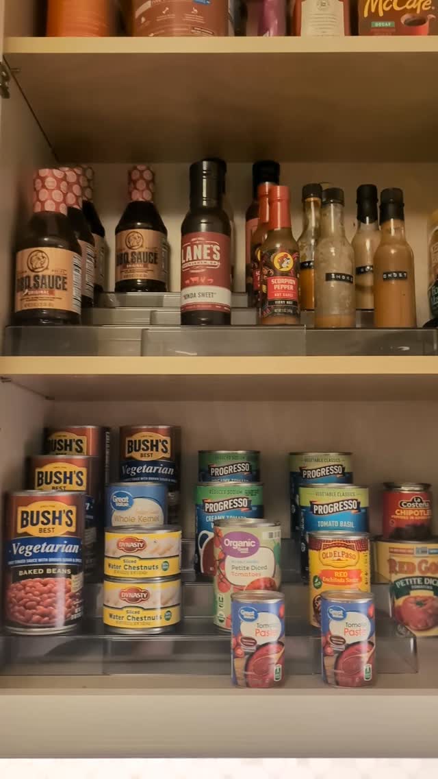 What a blast working in this newly renovated pantry. Picking out the pantry. Catching up with another local business owner. Executing the perfect personalized systems. (Not to mention getting entertainment from Barnes the cat) Everything about this project was perfect ✨