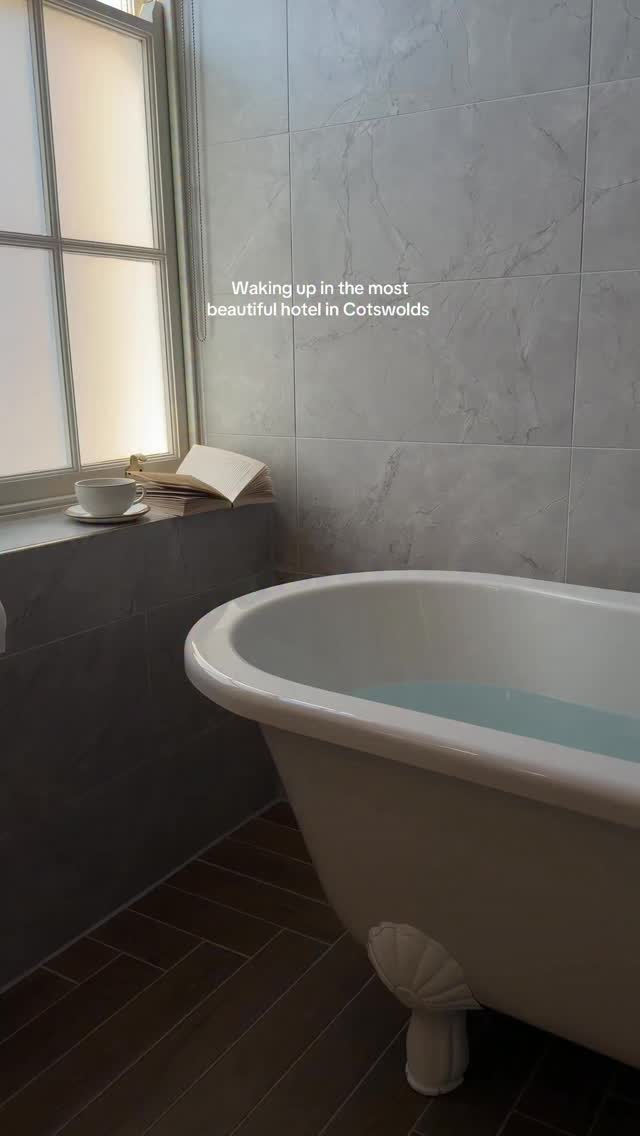 This is..
Located in the picturesque town of Woodstock in Cotswolds you’ll find this hotel. It has a Michelin key & was voted in the Conde Nast as traveller choice awards
📌 Feathers, Woodstock
• England staycation • hotel experience • my cosy room