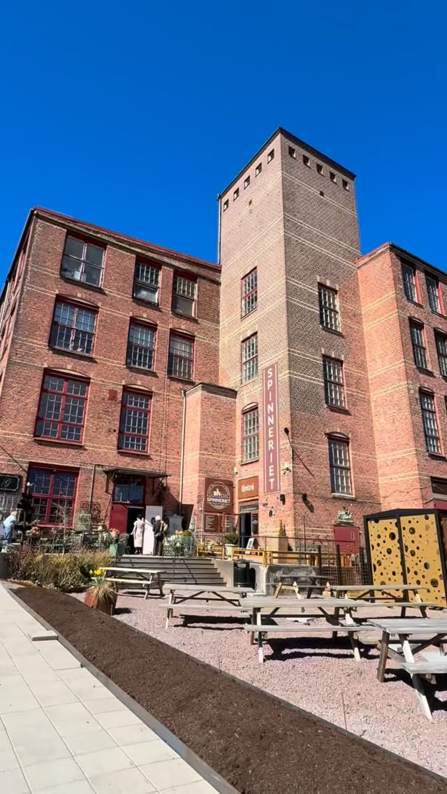 Solen är äntligen här! Kom till oss och ät en glass och ett varv bland våra fina butiker ☀️
Vi ses i helgen!
#spinnerietlindome #unikabutiker #utflyktsmål #shopping #sol