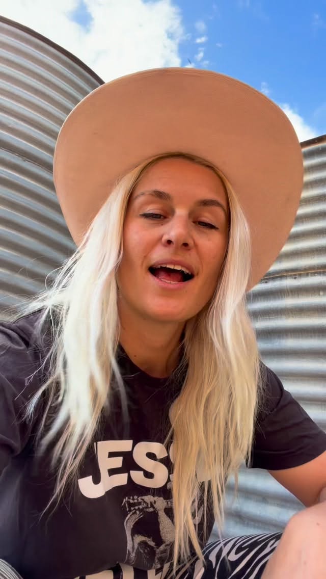 🤠 Here I am in my huuuuge hat to tell you all about music coming up in Broken Hill!!
Been booking @marysbar.bh and @slagheapprojects to bring more gigs, DJs and good nights out to town — from country songwriters to touring folk artists, and local favourites.
Coming up:
🪩 Thursday nights at Mary’s
DJs from 7pm
🪕 Friday 1 May — @marysbar.bh
@arnageorgiamusic
Country music from 8pm
🎸 Tuesday 12 May — @slagheapprojects
@rickyalbeck
6:30pm
🎻 Saturday 16 May @slagheapprojects
@emmybreeryan + @_notalice_
6:30pm
Keep an eye on Bush Witch, Mary’s and Slag Heap Projects for tickets, updates and all the good stuff. Come out, bring your friends, and help keep live music alive in the Silver City!
#brokenhill #wilyakalicountry #outbacknsw #livemusicnsw