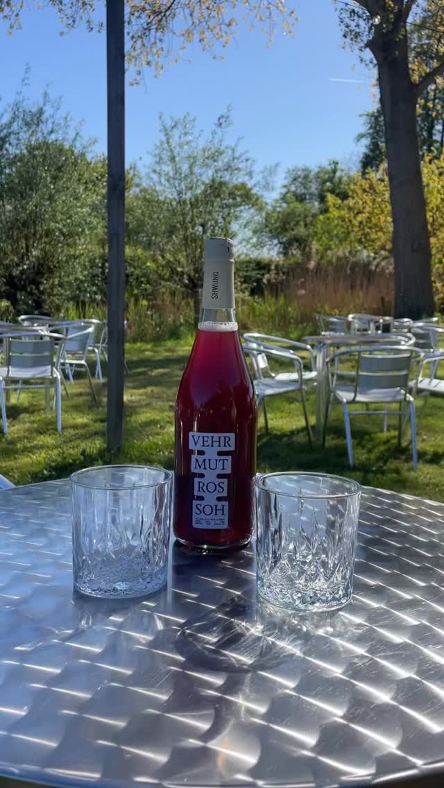 Nieuw in ons non-alcoholisch aanbod: Vehr-mut-ros-soh van @shwungdrinks .
Zoet, kruidig en zijdezacht, met een licht bittertje op het einde. Mediterrane zwierigheid in een glas
Probeer het zeker zelf eens uit!โค๏ธโ๏ธ๐ฅ