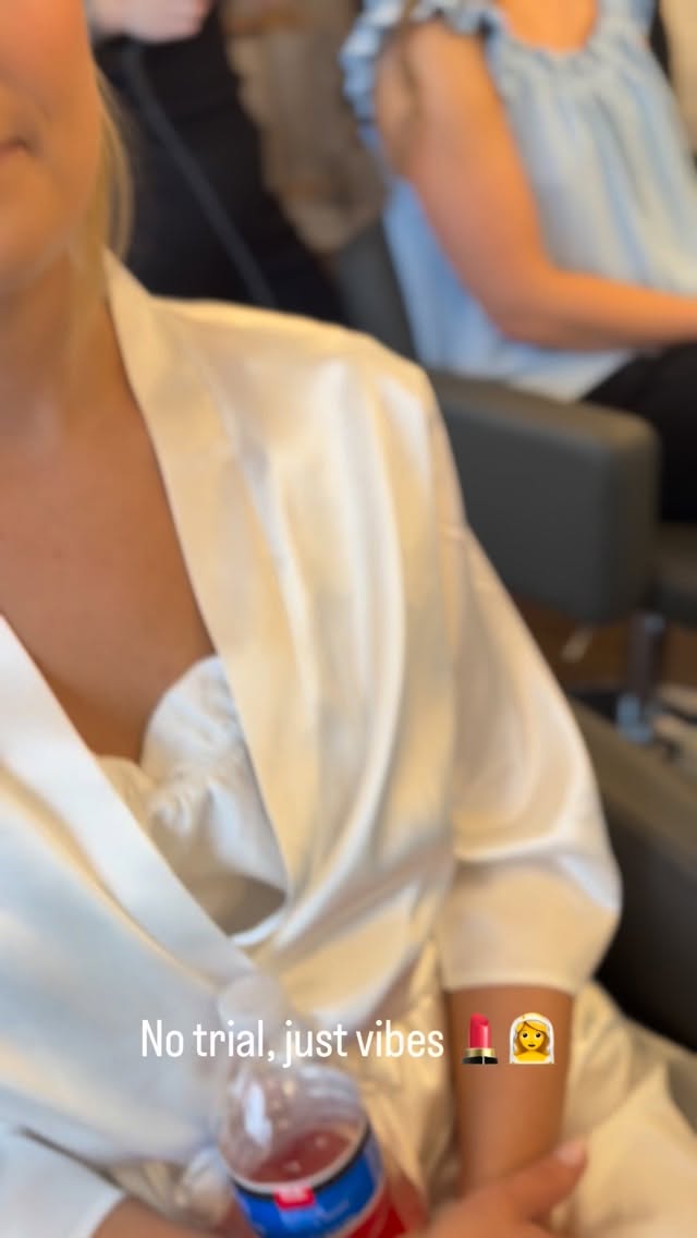 No trial? No problem when you hire a pro you trust. ✨ We met for the first time on the wedding morning and honestly, I couldn’t have dreamed of a better result. 🤍
Hair and makeup by @hairbykateclaire