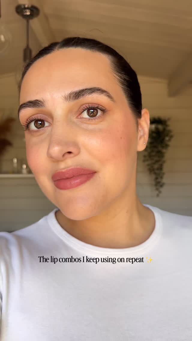 Lip combos I’m loving right now… wait for the last one 👆🏼✨
Rosy pink 🌸
@charlottetilbury Pillow Talk Medium lip liner + Wedding Belles lipstick
(fresh, soft, and so romantic)
Soft bridal nude 🤍
@makeupforever Anywhere Caffeine lip liner + @charlottetilbury Pillow Talk Fair lipstick
The ultimate your lips but better combo
Sculpted 90s nude 🤎
@makeupforever Endless Cacao lip liner + @maccosmetics Honeylove lipstick + @fentybeauty Gloss Bomb in Fenty Glow
this one just hits different… fuller, sculpted, I’m obsessed.
Which one is your fave? 🫶🏼
Save this for your next lip combo