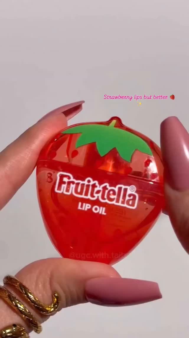 Glossy, juicy, & strawberry‑sweet 💋
P.S… this lip oil is part of our giveaway ending Friday – hurry and enter for a chance to win this and other strawberry goodies 🍓
📸 @ugc.with.taiba
#readmylipsgb #fruittella #strawberry #primark #primarkbeauty