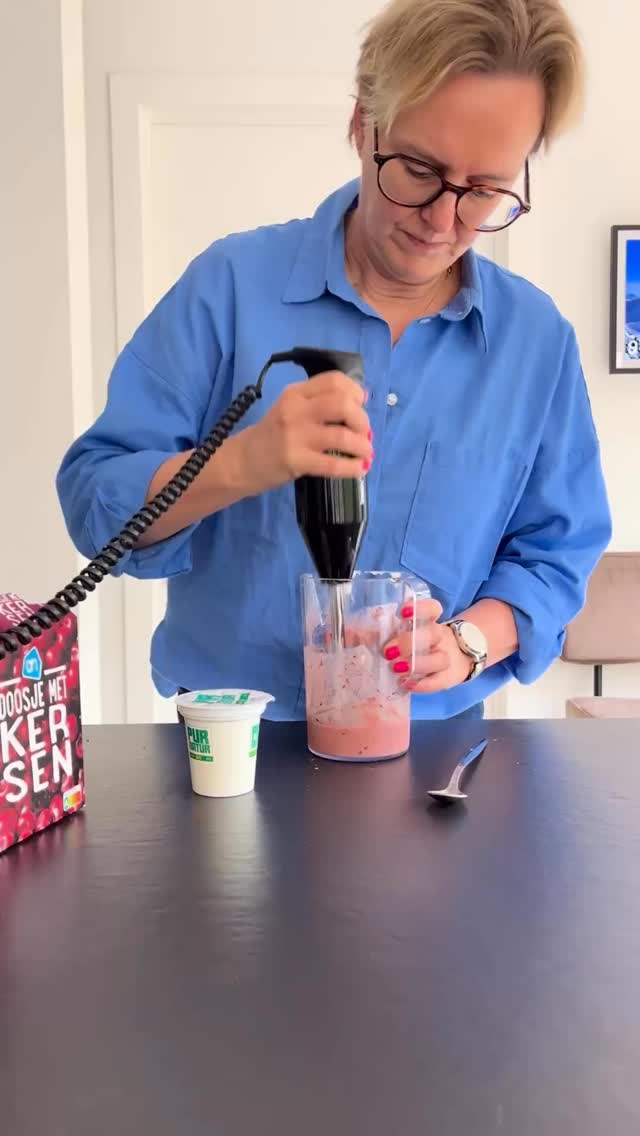 ☀️ **Echt eten, snel gedaan — #1**
Dit ijsje maak je in 2 minuten. kids love it!! (en me too).
125 gr bevroren zoete kersen + een potje natuuryoghurt → mixen → klaar.
Romig, fris, en gewoon echt lekker. Geen suiker, geen lijst van ingrediënten die je niet kent.
🌿 *Twist:* voeg een paar muntblaadjes toe aan de blender en je proeft het verschil.
🍒 *Voor een etentje?* Schep het in een mooi glaasje, leg er wat bevroren vruchten op en een muntblaadje of enkele eetbare bloemen. Kost je 3 minuten en ziet er uit alsof je moeite deed.
Ti: wil je het ijs iets vaster, plaats het dan een 20 minuutjes in de vriezer!
Dat is het. Fork it. ✌️
—
#EchtEtenSnelGedaan #SwitchLife #ForkIt #GezondeZomer SoftIjs GezondeRecepten 5MinutenRecept GezondeSnack ZonderGedoe KersenIjs Zomer2026