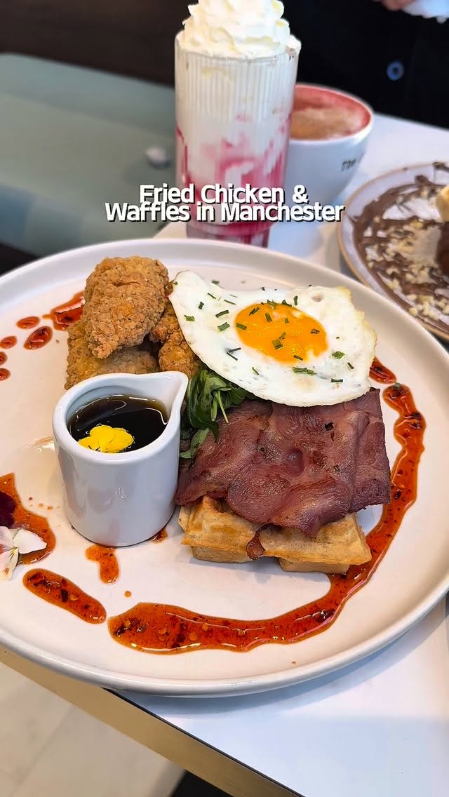 WE’VE GOT FRIED CHICKEN & WAFFLES IN MANCHESTER... it’s HOMEMADE with SO MUCH LOVE!🔥
It’s certainly the best combination and paired perfectly with some Maple Syrup. Head down to The Creperie Co to try the GOODNESS!!💫
#Creperie #CreperieCo #Waffles #ManchesterFood #FoodInManchester