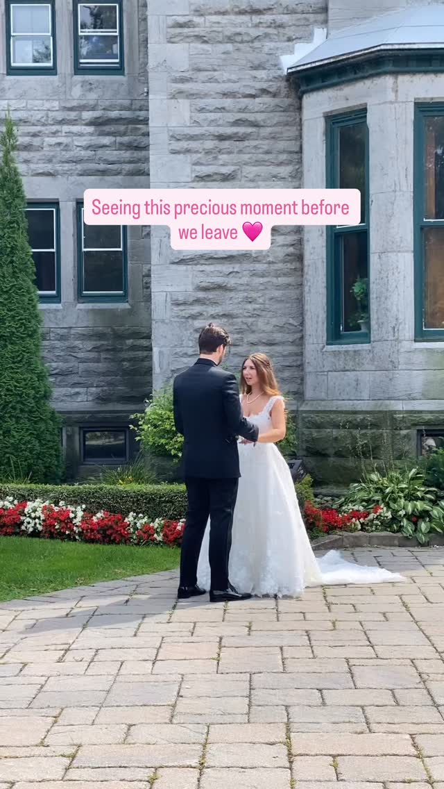We love love 💗
Apercevoir ce précieux moment avant notre départ , nous aimons l’amour 💗
#glamsquad #loveisintheair #weddings #mtlmakeupartist #mtlhairstylist