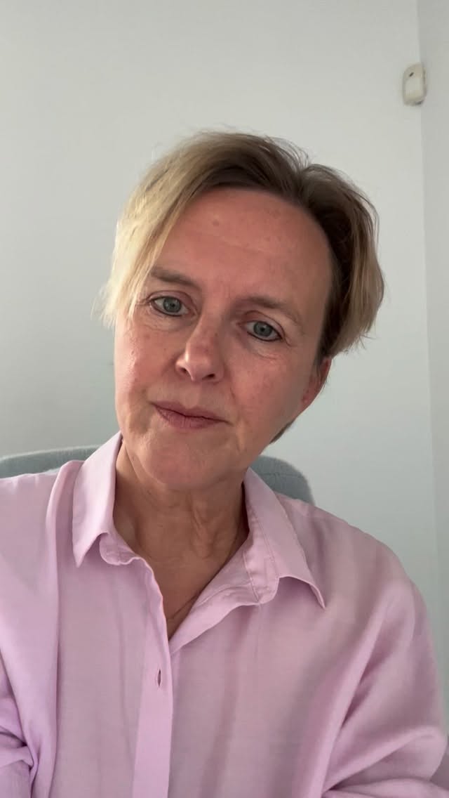 —
**Het verhaal van Luc.**
Luc was hartpatiënt. Veel medicatie. Elke avond uren op zijn gsm in de zetel. Altijd in de zetel eten. Geen hobby’s meer. Geen energie. Geen zin.
Hij kwam bij mij , en buiten de voeding vroeg ik hem om 2 dingen te veranderen :
1. Maximaal 30 minuten gsm per dag
2. Altijd aan tafel eten — nooit meer in de zetel
Meer niet.
Zo kwam er veel tijd vrij en herontdekte hij zijn liefde voor koken. Hij schreef zich, volledig uit eigen beweging, in voor een cursus veganistisch koken.
Maar er was nog iets anders.
Luc bracht zijn werkstress elke avond mee naar huis. Een opmerking die bleef plakken. Een collega die hem dwars zat. En thuis zat hij nog altijd in dat werk.
We werkten aan één inzicht: de stress van het werk hoort op het werk te blijven. We oefenden op loslaten. Op niet alles persoonlijk opnemen. Op het besef: wat anderen van jou denken? Dat is hún verhaal, niet het jouwe.
Het resultaat?
— 25 kilogram minder
— De helft van zijn medicatie afgebouwd, in overleg met zijn arts
— Geen stress meer thuis
— Een nieuwe passie voor koken
Maar wat mij het meest raakte?
Niet die 25 kilo. Niet die medicatie.
Het was Luc zelf. De energie in zijn ogen. Het feit dat hij weer zin had in dingen. Dat hij terug afsprak met vrienden, terug naar concerten ging.
Dat is ook wat een gezond leven echt betekent.
Niet het perfecte lichaam. Niet het perfecte dieet.
Maar wakker worden met zin om te leven. 💜
Grote verandering begint altijd met iets heel kleins.
Wat zou jouw eerste kleine stap zijn? 👇
Liefs, Elly 💋
#transformatie #healthcoach #gezondleven #blijvendafvallen #mindset