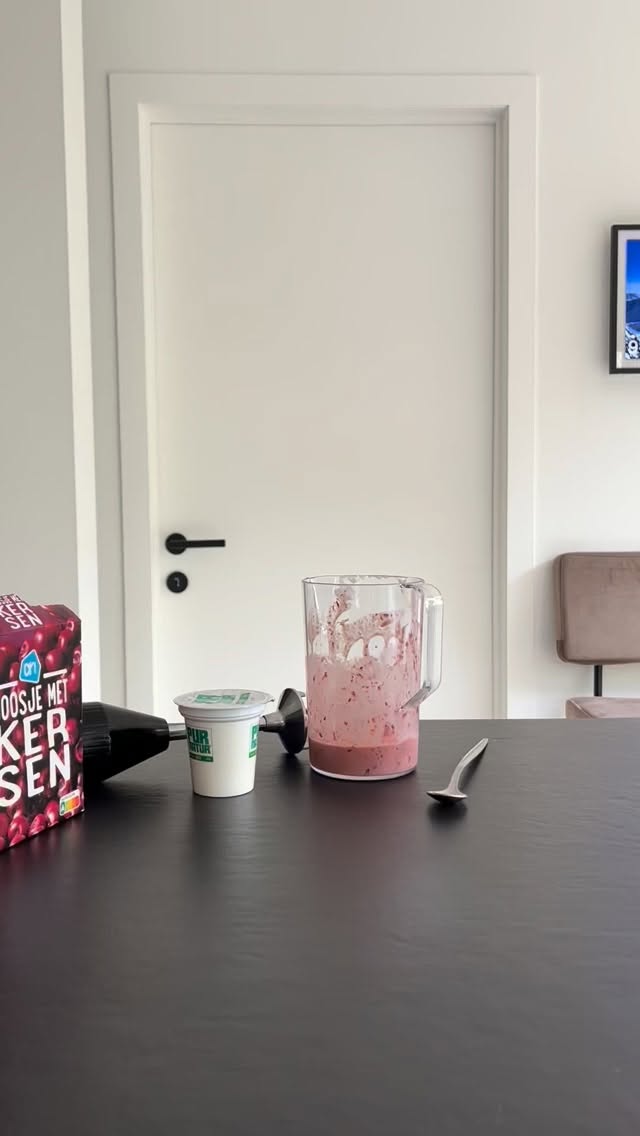 ☀️ **Echt eten, snel gedaan — #1**
Dit ijsje maak je in 2 minuten. kids love it!! (en me too).
125 gr bevroren zoete kersen + een potje natuuryoghurt → mixen → klaar.
Romig, fris, en gewoon echt lekker. Geen suiker, geen lijst van ingrediënten die je niet kent.
🌿 *Twist:* voeg een paar muntblaadjes toe aan de blender en je proeft het verschil.
🍒 *Voor een etentje?* Schep het in een mooi glaasje, leg er wat bevroren vruchten op en een muntblaadje of enkele eetbare bloemen. Kost je 3 minuten en ziet er uit alsof je moeite deed.
Ti: wil je het ijs iets vaster, plaats het dan een 20 minuutjes in de vriezer!
Dat is het. Fork it. ✌️
—
#EchtEtenSnelGedaan #SwitchLife #ForkIt #GezondeZomer SoftIjs GezondeRecepten 5MinutenRecept GezondeSnack ZonderGedoe KersenIjs Zomer2026