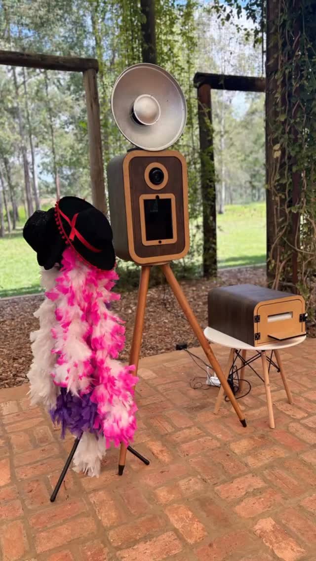 Domingo Maravilhoso com mais um evento incrível!
Totem retrô fotográfico 🤩
Noivos Alice & Cristiano 💍
#eventos #ograndedia #cerimonial #photos_solaz #totemfotográfico