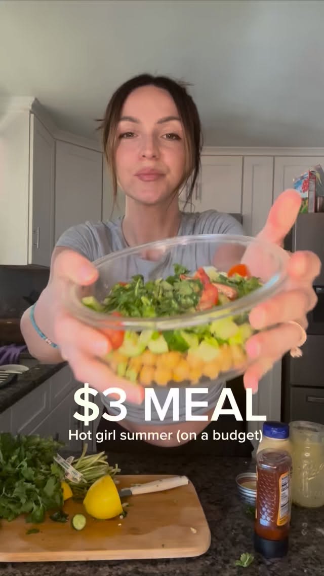 Comment RECIPE for the full recipe!
Summer bodies are loading now, following along as I share delicious, affordable ways to look AND feel your best this summer. ☀️💦👙
#summerbody #healthyrecipes #easyhealthyrecipes #healthyhabits