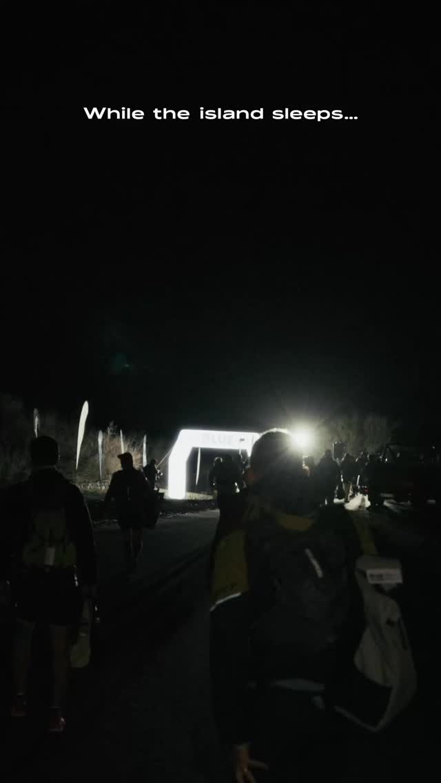 🇵🇹 Enquanto a ilha dormia, eles partiram para o desconhecido. 🌙🌋 100km à frente, a noite como companheira e o oceano como pano de fundo. Os Whalers’ Great Route já estão em prova e a aventura começou da forma mais épica possível.
🇬🇧 While the island slept, they set off into the unknown. 🌙🌋 100km ahead, the night as their companion and the ocean as their backdrop. The Whalers’ Great Route runners are out there and the adventure has begun in the most epic way possible.
🎬 @airluso_films
#ultrablueisland #azorestrailrun #trailrunning #ultrarun #ultratrailrunning