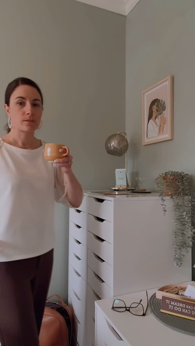 Il y a tellement de nouvelles personnes ici dernièrement… bienvenue 🤍
Et même pour celles qui me suivent depuis longtemps, je crois qu’il était temps de me présenter à nouveau.
Parce que la vérité, c’est que j’ai changé. 🌀
Beaucoup changé. ✨
En un an, j’ai évolué comme femme, comme entrepreneure, comme mère, comme amoureuse et comme humaine.
Ma vision s’est affinée.
Mes standards ont monté.
Ma relation au temps s’est transformée.
Et la vie que je bâtis aujourd’hui ressemble encore plus à qui je suis vraiment.
Alors si vous êtes nouvelles ici : bienvenue 💫
Et si vous êtes là depuis longtemps : merci d’évoluer avec moi 🌱
Que vous soyez ici depuis 8 secondes ou 6 ans… j’ai envie de vous connaître :
👉 Depuis quand me suivez-vous… et d’où me connaissez-vous? ✨
Hâte de vous lire et d’échanger avec vous !
Émilie xo