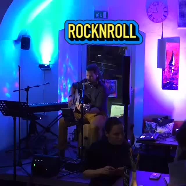 Immer wieder der perfekte Einstieg in den Abend.
Sche sche sche (Ostbahn Kurti und die Chefpartie)
Singa und Dringa 1
#singaunddringa #livemusik #gaudi #karaoke singing