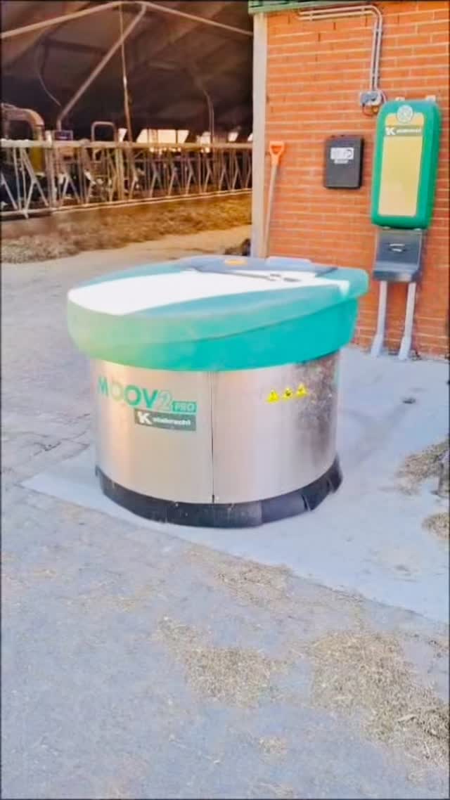 Bij mts. Van den Berg in het Drentse Winde hebben we onlangs een nieuwe JOZ Moov 2Pro voeraanschuifrobot geïnstalleerd. Terwijl de koeien buiten genieten van het voorjaarszonnetje, ligt er bij binnenkomst direct weer vers voer klaar
De JOZTech mestrobot was al aanwezig en zorgt continu voor een schone vloer, terwijl de boer zich kan focussen op het werk op het land. Slimme techniek die samenkomt voor maximale efficiëntie en rust op het bedrijf.
#staltechniek #melkveehouderij #automatisering #agrarisch #innovatie