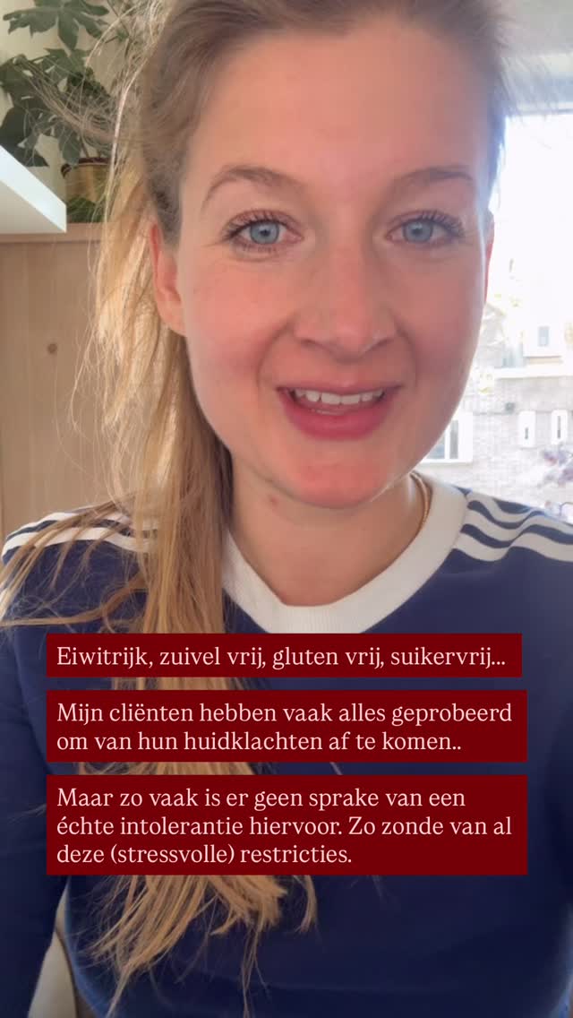 Online vind je talloze (tegenstrijdige) adviezen om je huidklachten te verminderen.
Maar helaas is er voor huidklachten geen one size fits all.
Waar de ene écht gebaat is bij een zuivel vrij/armer dieet is dit voor een ander totaal onnodig en geeft het voornamelijk stress.
Zonde!
Want als iets niet goed is voor je huid is het wel stress!
Daarom ben ik zo’n voorstander om te meten waar je lijf écht niet tegen kan of tijdelijk niet tegen kan ivm een intolerantie.
Er is een verschil tussen:
- een intolerantie van je immuunsysteem
- een verteringsprobleem in de vorm van het missen van enzymen waardoor je bijvoorbeeld klachten krijgt bij bepaalde FODMAP’s
- of door te veel ontstekingsactiviteit in je darmen een periode gebaat zijn bij minder gluten voor herstel.
Huid en darmen herstellen is echt persoonlijk. Als je zomaar iets doet schiet je vaak met hagel (heb ik zelf jaren lang gedaan in mijn zoektocht om te herstellen van PDS).
Heb je een vraag over jouw huid of buik? Stuur gerust een dm ik denk graag met je mee 🤍