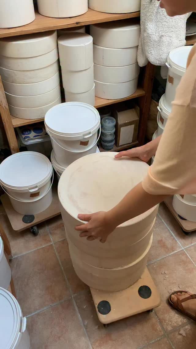 These plaster molds that I use to cast porcelain can be used around 60 times. After that, the surface loses its smoothness, and I can’t work with them anymore.
As a lover of materials, I try not to waste anything. I scrape every bucket to use even the last bits of porcelain, and I keep all the trimmings to reuse later. Everything is handled with care and used again. Materials are precious.
That’s why meeting Marten from @more.circular felt like a natural continuation of that mindset. Instead of being discarded, the old molds get a second life. For More Circular, they’re just the starting point. They turn them into gorgeous lamps 🤍