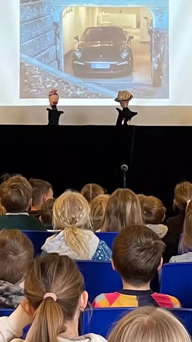 BILLEDKUNST, HÅNDARBEJDE OG DANSKUNDERVISNING... Hvordan får man tre så forskellige fag til at hænge sammen?
Ja, det viste elever og lærere i 3. klasse os lige i torsdags, hvor der var premiere på deres fine dukketeaterstykker 😃🎭
Dukkerne har eleverne nemlig lavet i samarbejde mellem billedkunst og håndarbejde 🧑🎨🧵🪡
Handlingen har de digtet i dansktimerne 📝
Og det blev til fire meget forskellige stykker:
💰 Et handlede om et røveri 🔫
🐯 Et andet var om zoo-dyr til en gymnastikopvisning 🤸♀️
🏒 Et tredje handlede om en ishockeyspiller, der blev tryllet om til en fodboldspiller for en stund ⚽️
💘 Det sidste var om kærester i skolen 👩❤️👨
Og de gav den max gas med forestillinger: hele tre blev det til - for lidt forskellige publikummer 😃🎎
Klokken 9 kiggede eleverne fra 0.-2. klasse forbi til premieren 🎭
Klokken 10 kom bedsteforældrene, som også var med til morgensang, inden de så dukketeater og fik kaffe/te og kage med deres børnebørn.
Om aftenen kl 17 var det de stolte forældre og søskende, der kom forbi og så de fine forestillinger 🤩👏
Og så var der ellers dømt trætte, men glade og lettede elever efter det - for det hele gik SÅ godt 😃👏
#Dukketeater #Billedkunst #Håndarbejde #Dansk #etgodtstedatlæreværeogvokse
