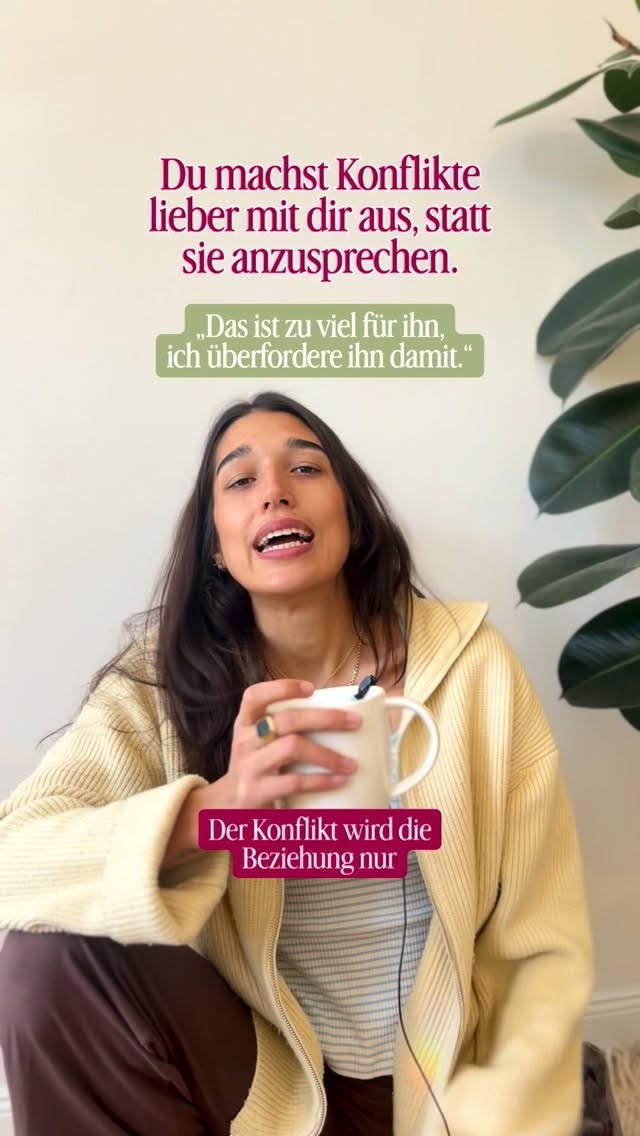 Du denkst du musst die andere Person schützen - vor dir und den Gefühlen, die du womöglich in ihr auslöst.
Also Gedanken wie:
„Er kann das nicht halten.”
„Das ist zu viel für ihn.”
Dabei ist die Wahrheit:
Du kann dich selbst nicht halten.
Du hat Angst, dass es zu viel ist.
Du traust dich nicht, gesehen zu werden.
Aber das fühlt sich zu gefährlich an, also wird es umgekehrt: Die andere Person wird schwach. Du wirst fürsorglich.
Aus einer Erfahrung, die du kennst, wird eine Haltung, die dich schützt:
Wenn du für ihn verantwortlich bist, distanzierst du dich von der Angst, die Konflikte in dir auslösen.
Wenn du diese Dynamik besser verstehen magst und Eigenverantwortung für deine Emotionen übernehmen lernen willst, ist BEI MIR BLEIBEN der perfekte Einstieg!
Happy Sunday 🧡