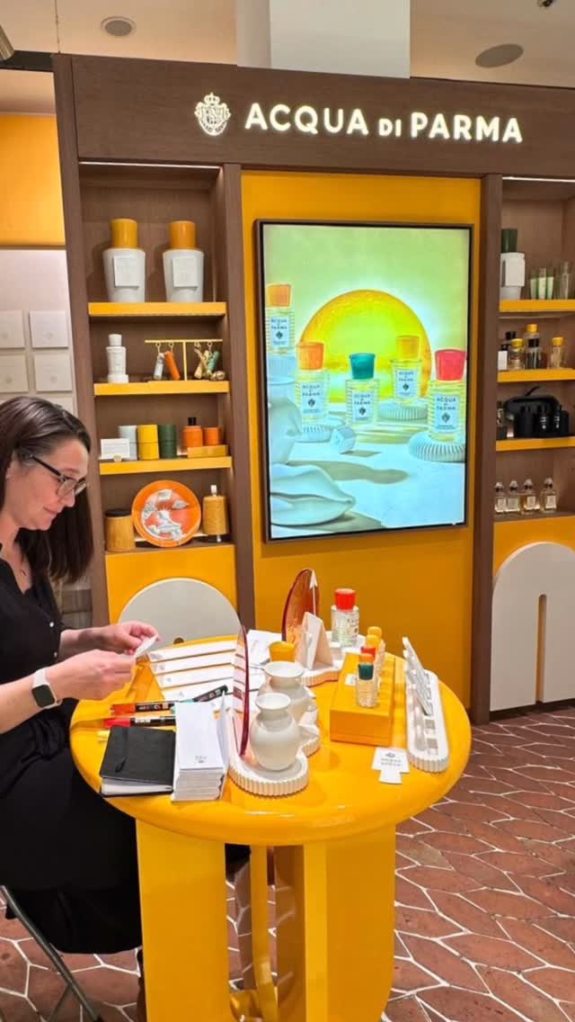 At Selfridges and John Lewis Oxford Street we personalised bookmarks that looked completely minimal at first glance…
…but with a spray of fragrance, a delicate floral illustration appeared 🌼
Simple, joyful and just a little bit magical! @acquadiparma #moderncalligraphy #calligraphyevent #eventcalligraphy