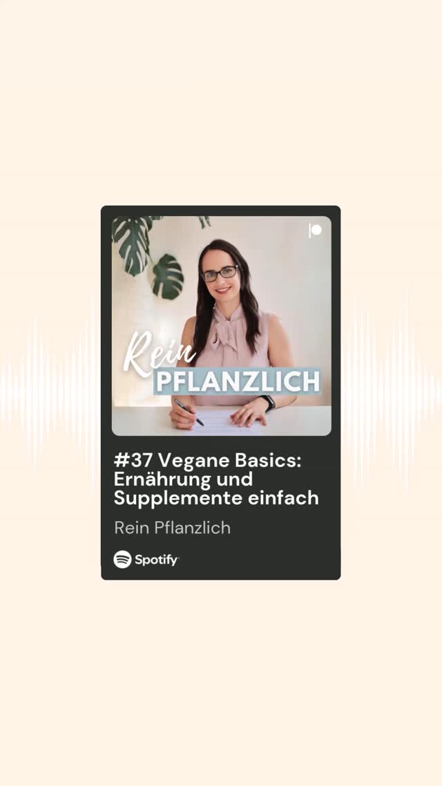Viele wollen sich vegan ernähren, aber wissen nicht, worauf es wirklich ankommt. Zwischen widersprüchlichen Empfehlungen wird es schnell unübersichtlich und genau da setzt diese Folge an. 🌱
In dieser Folge von "Rein pflanzlich" nehme ich dich mit durch die Basics einer pflanzlichen Ernährung und zeige dir, wie du im Alltag Orientierung findest, ohne alles zu zerdenken. Es geht darum, wie ein ausgewogener veganer Teller aussehen kann, warum viele Themen individueller sind, als man denkt und weshalb einfache Regeln trotzdem helfen können.
Auch beim Thema Supplemente schauen wir genauer hin. Du erfährst, welche Nährstoffe besonders relevant sind und warum es nicht sinnvoll ist, einfach irgendetwas zu nehmen, sondern eine klare Grundlage zu schaffen.
Wenn du dir mehr Klarheit wünschst und verstehen willst, wie vegane Ernährung einfach und alltagstauglich funktionieren kann, bekommst du hier eine Einordnung, die dir wirklich weiterhilft.
Den Podcast "Rein pflanzlich" gibt es auf YouTube und überall, wo es Podcasts gibt. 🎙️
