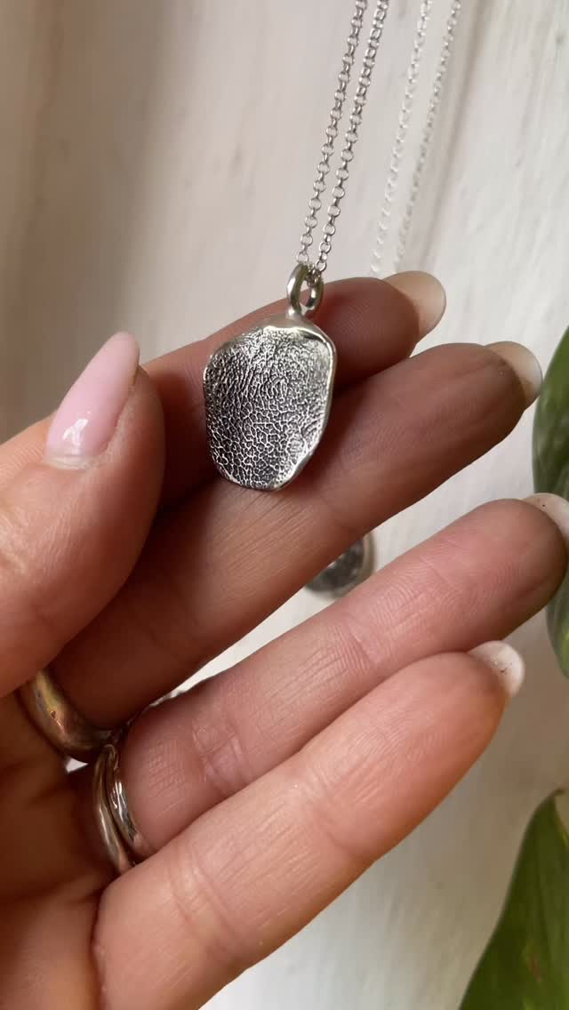 Paw print necklace in recycled sterling silver / gold - the perfect way to always have them close 🐾