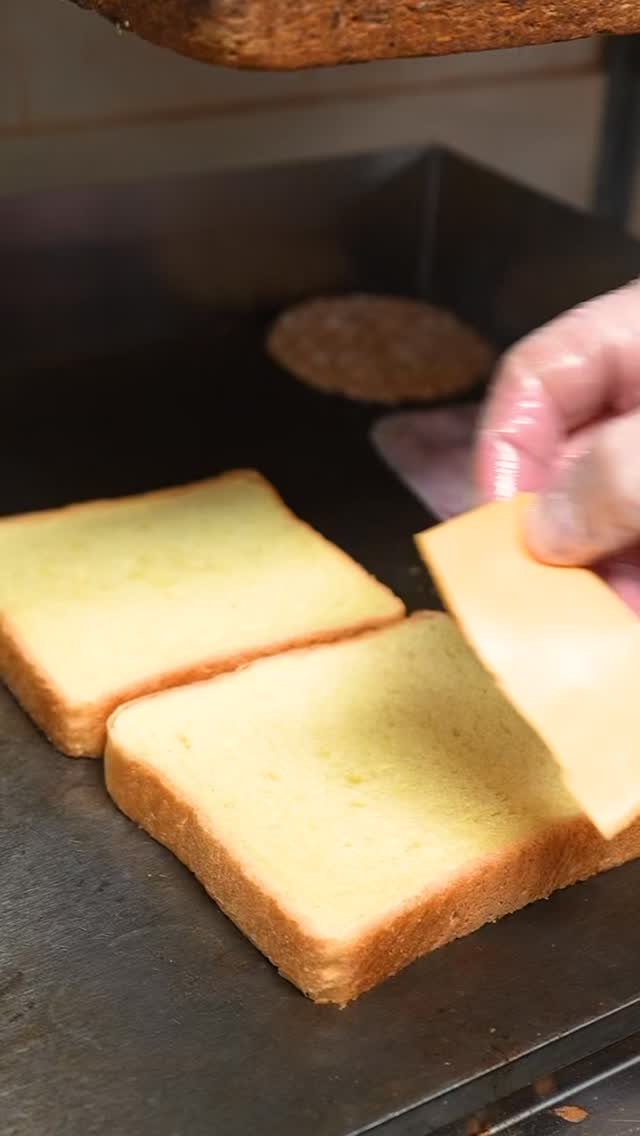 If you’re going big… go with our new 3 pigs grilled cheese 👀🔥Bacon, ham, sausage, and all that melted cheese. #CinosHotBagels
#grilledcheese #deli #longisland #oceansideny
