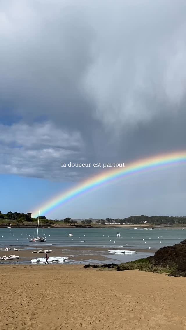 Chaque début de mois dans la cuisine, on écrit sur une ardoise une intention, une envie, un élan pour les semaines à venir. En avril, j’ai demandé de la douceur. Je l’ai trouvée dans le repos, dans les fins de journée sur la plage, dans l’air sur la peau à vélo et dans toutes les couleurs du ciel.