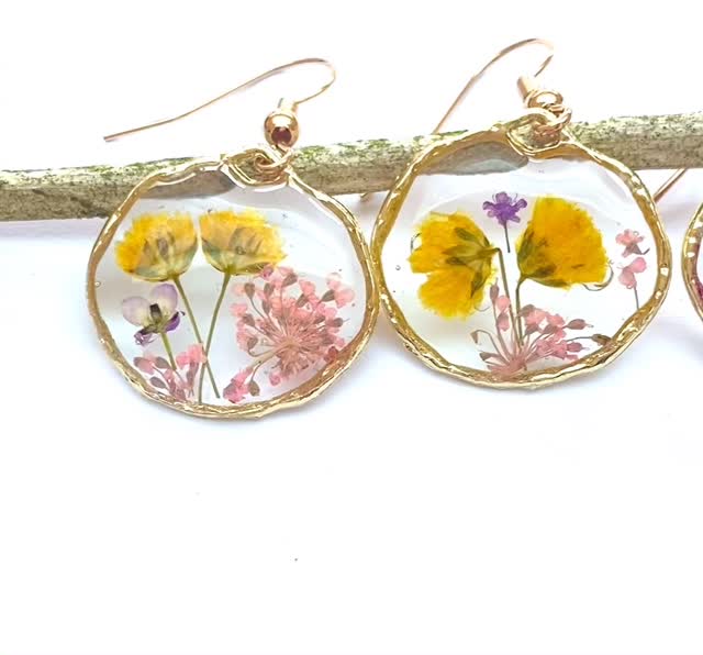Been busy making more of these earrings that feature real pressed flowers, they’re proving to be very popular!
Crafted from mixed metal and finished with gold plating, they offer an affordable jewellery option that feels truly special 🌸
Perfect for those who love nature’s magic and want jewellery that’s as individual as they are. Make them your own and carry a little natural beauty wherever you go…
Beautiful jewellery, by Magic in the grass x