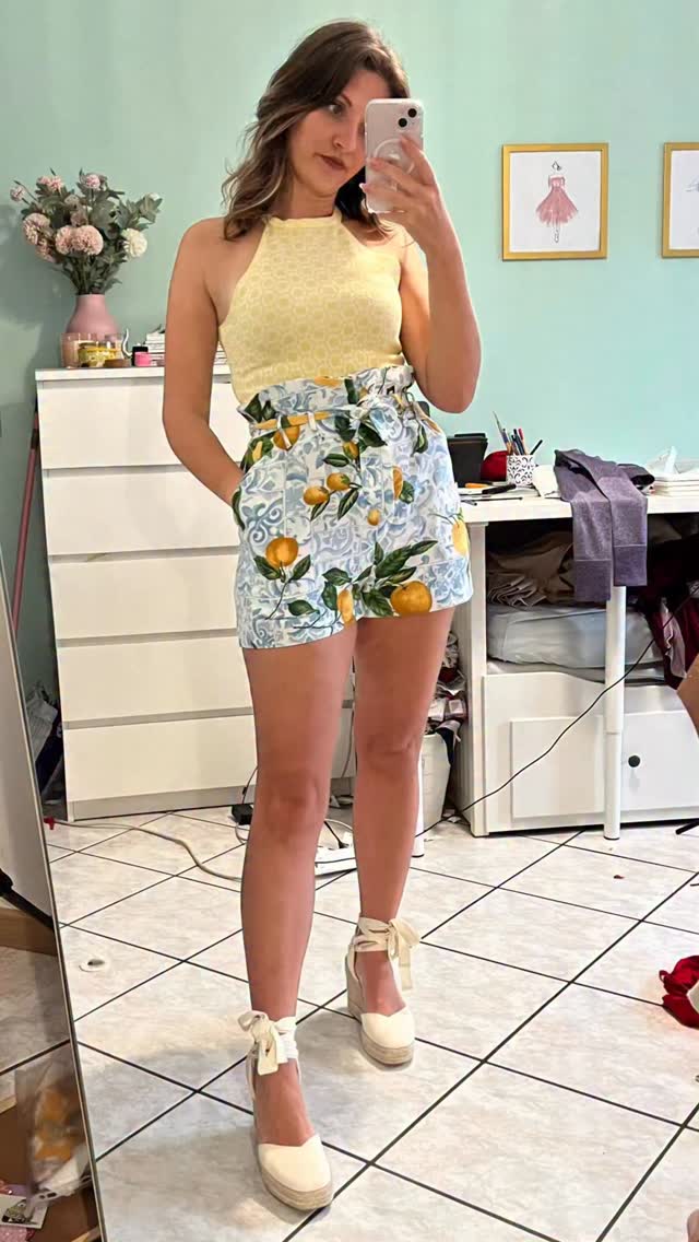 Lots of lemons. I was determined to make some shorts for summer and the paper bag shorts from @daria_patternmaking were the perfect choice, I love how they turned out.