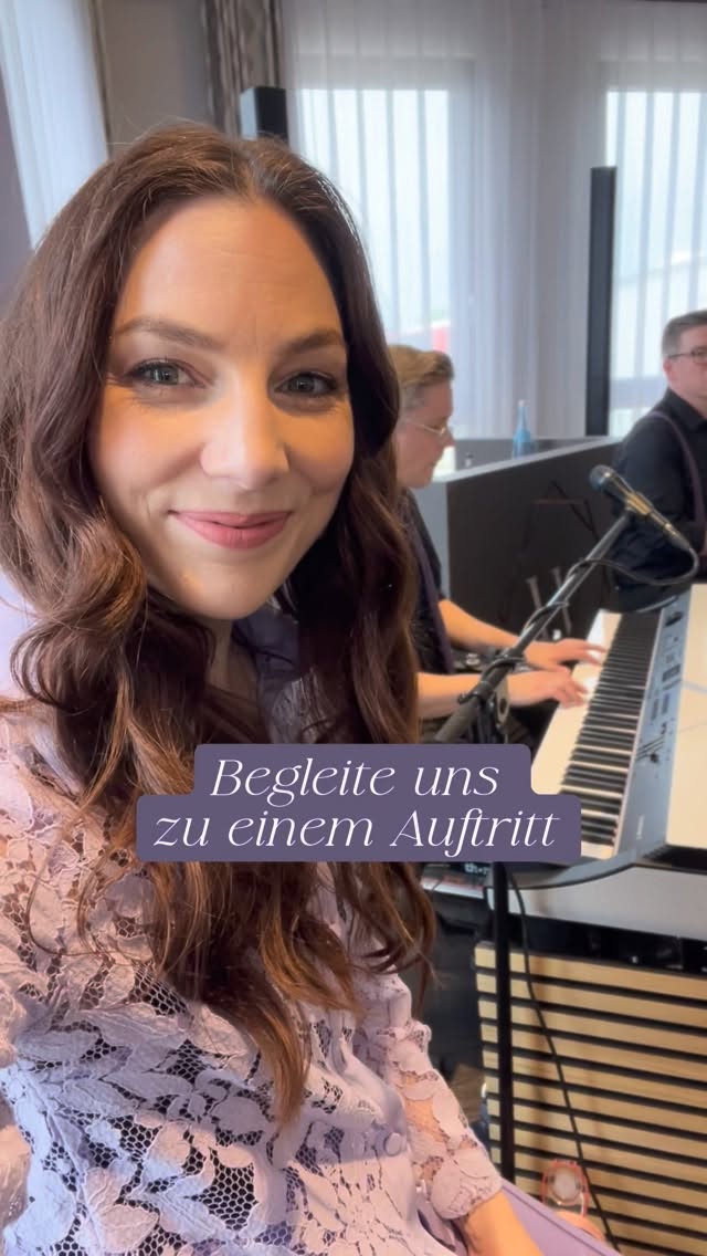 Begleite uns zu einem Auftritt 🎶
Letztes Jahr durften wir als Trio eine wunderschöne Tauffeier im @das.winkelwerk musikalisch begleiten und während des Dinners für die passende Atmosphäre sorgen.
Durch unsere große Varianz sind wir sowohl im Duo als auch im Trio flexibel einsetzbar. Unser Drummer spielt dabei mit einem Cajon-Setup, das wenig Platz braucht und angenehm im Sound bleibt – perfekt für Events, bei denen Musik wichtig ist, aber nicht im Vordergrund stehen soll.
Hier war es eine Tauffeier, aber wir freuen uns auch über Anfragen für Firmenfeiern oder andere private Events.
Wir sind als Duo oder Trio buchbar, Daniel zusätzlich auch als DJ – so kann ein Event flexibel vom Empfang bis in den Abend begleitet werden.
Wenn ihr gerade noch Live-Musik für eure Feier sucht, schreibt mir gern. 💌
#livemusikstuttgart #tauffeier #event #dinnermusik