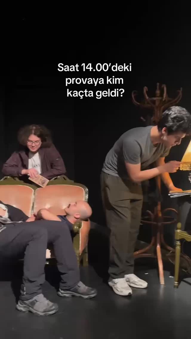 Dr. Çehov’dan Reçetesiz Öyküler ekibi eskimeyen akımımızla karşınızda!
Dr. Çehov’dan Reçetesiz Öyküler oyunu 28 Nisan’da Özü Oda’da prömiyer yapıyor, sizleri oyunumuza bekliyoruz 🥳