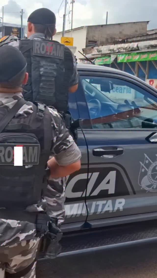 Yuri Santos da Silva, de 27 anos, morreu após ser atingido por disparos de arma de fogo na tarde deste domingo (26), no cruzamento das ruas Cruzeiro do Sul com Euclides da cunha, no Conjunto Esperança, em Rio Branco.
Segundo informações preliminares, a confusão teve início em um bar próximo localizado na rua Euclides da cunha, onde Yuri teria se alterado no local, possivelmente sob efeito de álcool ou entorpecentes, e agrediu algumas pessoas presentes.
Na sequência, o jovem se dirigiu ao outro bar, já na Rua Cruzeiro do Sul, momento em que se envolveu em uma discussão com um policial da reserva. A situação rapidamente saiu do controle e evoluiu para agressões físicas entre os dois.
Segundo informações de populares, durante a briga, Yuri teria desferido socos e um golpe de imobilização no policial que revidou dando uma garrafada no autor.
Segundo informações da Policia Yuri ainda em posse de objeto cortante, desferiu um golpe que ainda atingiu o policial aposentado, que, ao reagir, contra a agressão, foi até o seu Veiculo, mesmo ferido e segundo relato de populares deu a volta no quarteirão, voltando ao local, de onde teria sacado uma arma de fogo e efetuado o disparo que atingiu a cabeça do autor das agressões.
Yuri não resistiu aos ferimentos e morreu ainda no local, antes da chegada do socorro. O serviço de atendimento móvel de urgência SAMU ainda esteve no local para atendimento a vitima que infelizmente veio a óbito.
Após o disparo, mesmo ferido, o policial deixou o local, tomando rumo ignorado. Testemunhas relataram momentos de tensão e correria logo após o ocorrido.
A Polícia Militar foi acionada e isolou a área rapidamente para os trabalhos de investigação. A equipe da força tática da PM também deu apoio juntamente com a equipe de pronto emprego da Polícia Civil que também estiveram no local colhendo informações iniciais sobre o caso.
O crime deverá ser investigado pela Delegacia de Homicídios e Proteção à Pessoa (DHPP). O corpo de Yuri Santos da Silva foi removido pelo Instituto Médico Legal (IML) para a realização dos exames cadavéricos.